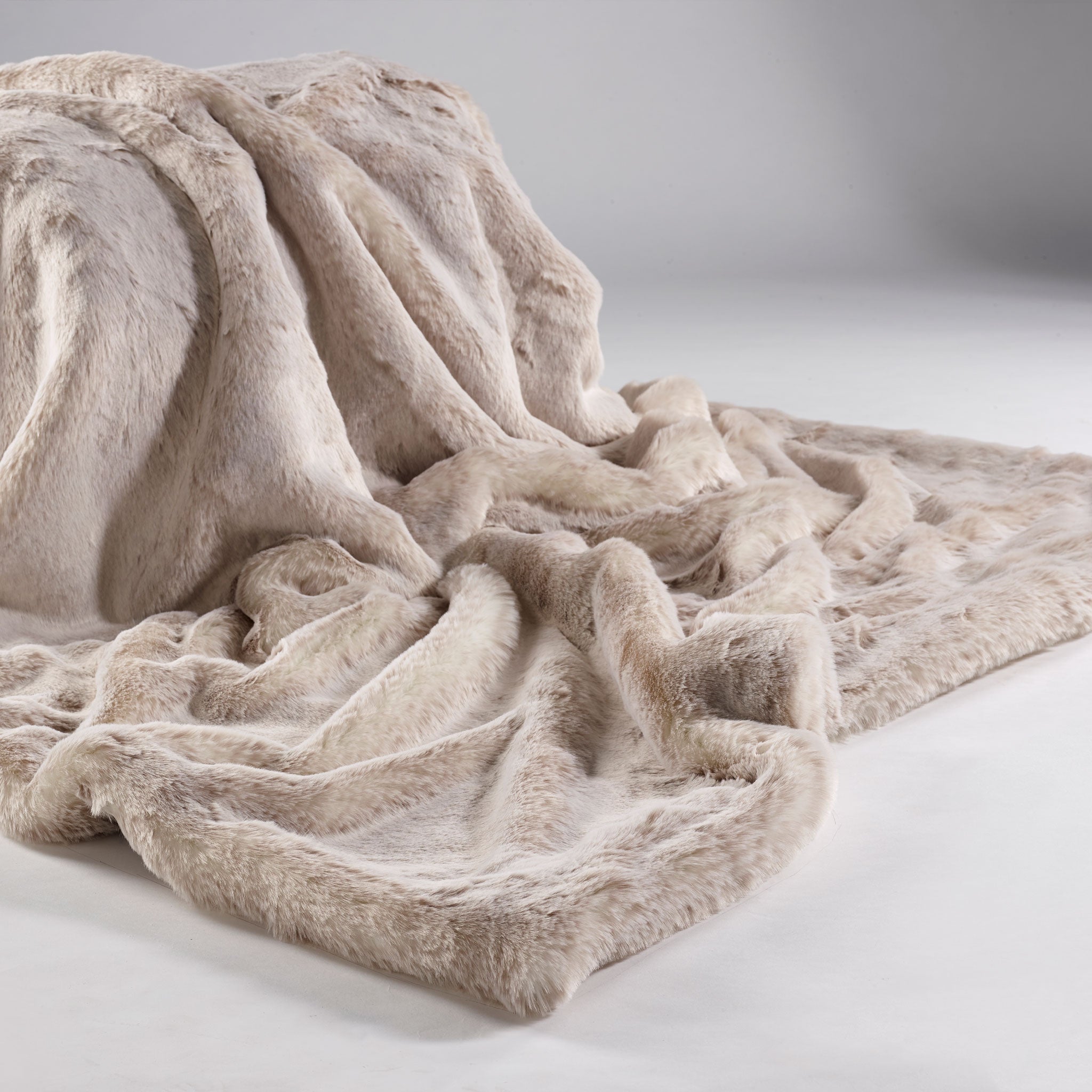 Luxury throw, in super soft faux fur in frosted oatmeal beige colour, with matching soft imitation suede to the reverse. One of two sizes in this colour range, Large.
Dimensions: 1400 x 2400 mm
Delivery: 4-6 days